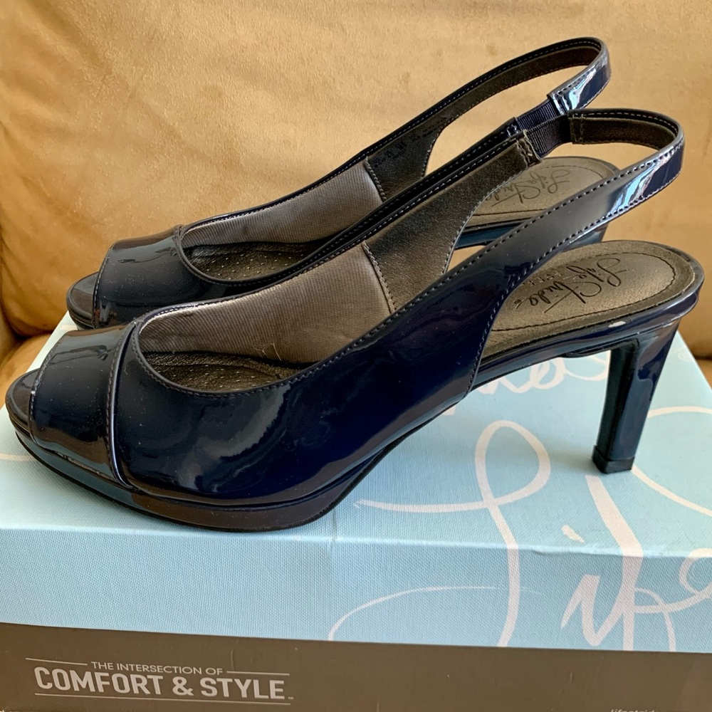LifeStride Navy Patent Pump, 8.5w. Like new!